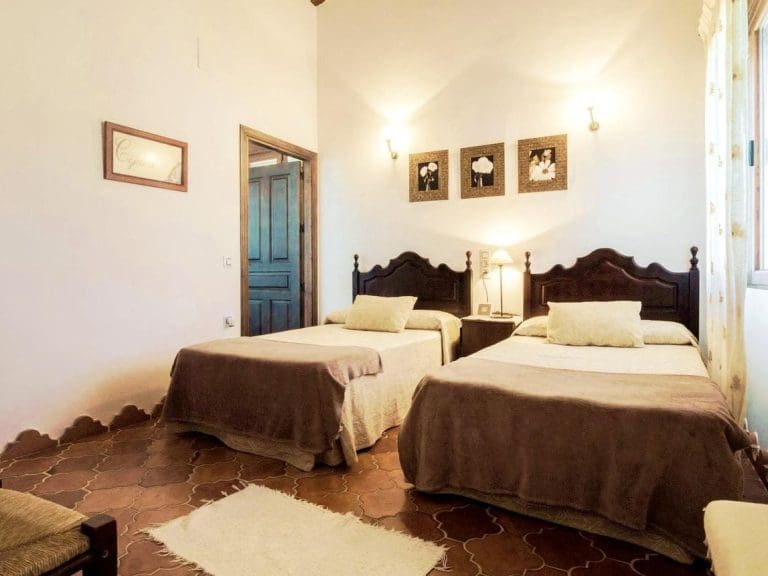 Casa Rural El Portezuelo - Spacious Rural Estate with Pool, Playground & Suite with Jacuzzi in Fuenlabrada de los Montes, Badajoz