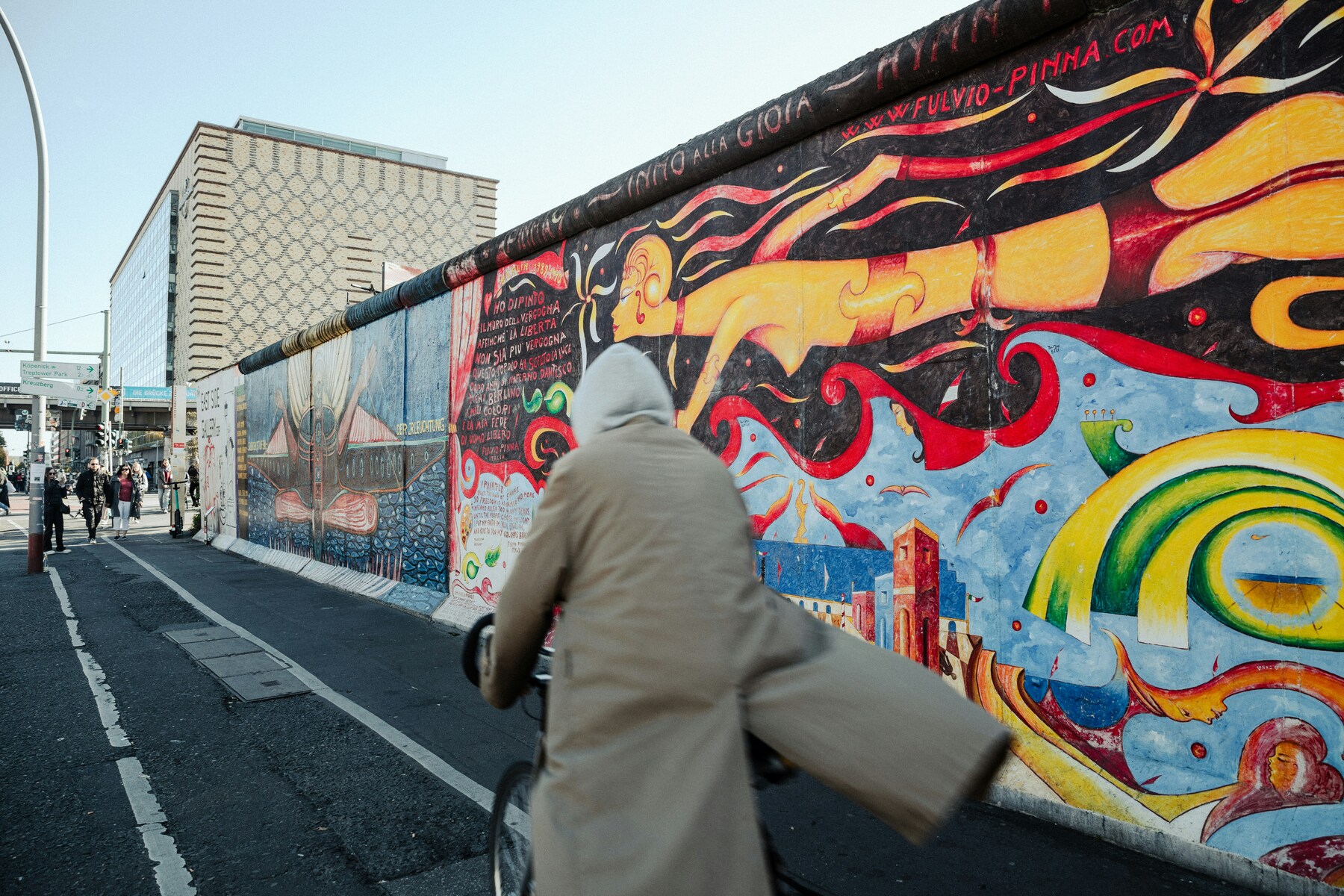 Berlin Street Art Bike Tour & Graffiti Workshop